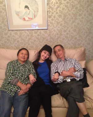 Jiang Mengjie Instagram - 亲爱的外公 再见了 我们有过无数美好的回忆 只能在此刻终止了。我相信你在另外一个世界一定会更幸福更开心 那一定是个没有痛苦和悲伤的地方。如果你有空的话可以在天上看看我哦 我还是会跟前几天一样 给你讲我工作的事情 生活的琐事 又或是遇到了什么有趣的事情 有一搭没一搭的， 我都能想到 你一定听得津津有味。只可惜 你没有办法再给我朋友圈点赞了 我也再也看不到你给我分享的照片视频了😭但是没关系 我已经把你最风光最有担当的样子记在脑海里了 你依然是我最帅的外公。再见啦～～你一定要幸福哦～～我会想你的 记得想我哦❤️❤️
ps：我有新戏你还是要来看哦 不看我会生气哒～～🤭🤭