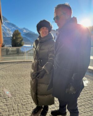 Jill Johnson Instagram - Grattis på 50-årsdagen älskade Mattias!!! -Och välkommen ikapp 🤩Nu börjar livet!

Vilka dagar vi har här i Schweiz tack vare dig♥️ -och som vi firar! 
Sol, alper och skidor, på ”längden och höjden”, -åhh så ljuvligt! Så tacksam för att du haft sånt tålamod med att lära  mig åka längdskidor och att jag får uppleva det med dig … igår var magiskt! ☀️🙏🏼

Tänk att du bjöd oss alla till schweiziska alperna! 
Hjärtat trummar på lite extra här på höjden, mest av kärlek😍!

Tack för allt du ger din omgivning, för att jag får vara vid din sida och skratta med dig!  Nu fortsätter firandet av din födelsedag och livet! 

Älskar dig! 😍

#mattias50
#stmoritz