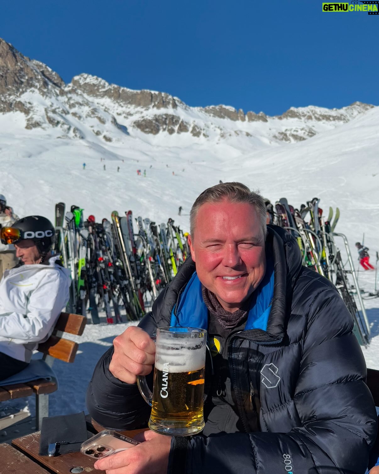 Jill Johnson - 5K Likes - Grattis på 50-årsdagen älskade Mattias!!! -Och välkommen ikapp 🤩Nu börjar livet!
Vilka dagar vi har här i Schweiz tack vare dig♥️ -och som vi firar!
Sol, alper och skidor, på ”längden och höjden”, -åhh så ljuvligt! Så tacksam för att du haft sånt tålamod med att lära mig åka längdskidor och att jag får uppleva det med dig … igår var magiskt! ☀️🙏🏼
Tänk att du bjöd oss alla till schweiziska alperna!
Hjärtat trummar på lite extra här på höjden, mest av kärlek😍!
Tack för allt du ger din omgivning, för att jag får vara vid din sida och skratta med dig! Nu fortsätter firandet av din födelsedag och livet!
Älskar dig! 😍
#mattias50
#stmoritz