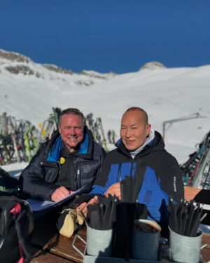 Jill Johnson Instagram - Grattis på 50-årsdagen älskade Mattias!!! -Och välkommen ikapp 🤩Nu börjar livet!

Vilka dagar vi har här i Schweiz tack vare dig♥️ -och som vi firar! 
Sol, alper och skidor, på ”längden och höjden”, -åhh så ljuvligt! Så tacksam för att du haft sånt tålamod med att lära  mig åka längdskidor och att jag får uppleva det med dig … igår var magiskt! ☀️🙏🏼

Tänk att du bjöd oss alla till schweiziska alperna! 
Hjärtat trummar på lite extra här på höjden, mest av kärlek😍!

Tack för allt du ger din omgivning, för att jag får vara vid din sida och skratta med dig!  Nu fortsätter firandet av din födelsedag och livet! 

Älskar dig! 😍

#mattias50
#stmoritz