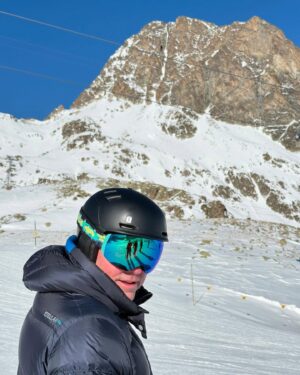 Jill Johnson Instagram - Grattis på 50-årsdagen älskade Mattias!!! -Och välkommen ikapp 🤩Nu börjar livet!

Vilka dagar vi har här i Schweiz tack vare dig♥️ -och som vi firar! 
Sol, alper och skidor, på ”längden och höjden”, -åhh så ljuvligt! Så tacksam för att du haft sånt tålamod med att lära  mig åka längdskidor och att jag får uppleva det med dig … igår var magiskt! ☀️🙏🏼

Tänk att du bjöd oss alla till schweiziska alperna! 
Hjärtat trummar på lite extra här på höjden, mest av kärlek😍!

Tack för allt du ger din omgivning, för att jag får vara vid din sida och skratta med dig!  Nu fortsätter firandet av din födelsedag och livet! 

Älskar dig! 😍

#mattias50
#stmoritz
