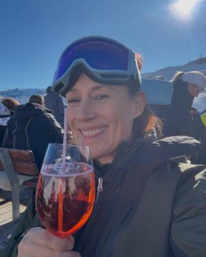 Jill Johnson Instagram - Grattis på 50-årsdagen älskade Mattias!!! -Och välkommen ikapp 🤩Nu börjar livet!

Vilka dagar vi har här i Schweiz tack vare dig♥️ -och som vi firar! 
Sol, alper och skidor, på ”längden och höjden”, -åhh så ljuvligt! Så tacksam för att du haft sånt tålamod med att lära  mig åka längdskidor och att jag får uppleva det med dig … igår var magiskt! ☀️🙏🏼

Tänk att du bjöd oss alla till schweiziska alperna! 
Hjärtat trummar på lite extra här på höjden, mest av kärlek😍!

Tack för allt du ger din omgivning, för att jag får vara vid din sida och skratta med dig!  Nu fortsätter firandet av din födelsedag och livet! 

Älskar dig! 😍

#mattias50
#stmoritz