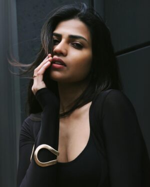 Jini Sundarraj Instagram - Dark feminine energy ⚡️
.
.
#insta #darkfeminineenergy #darkfeminineaesthetic #instagram #modelshoot #darkacademia