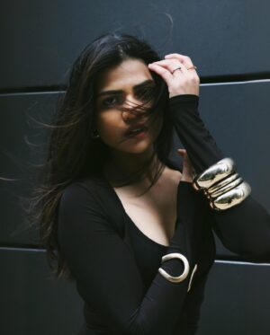 Jini Sundarraj Instagram - Dark feminine energy ⚡️
.
.
#insta #darkfeminineenergy #darkfeminineaesthetic #instagram #modelshoot #darkacademia