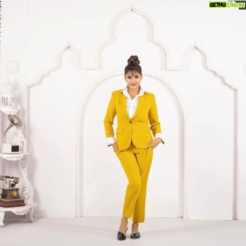 Jinnie Jaaz - 701 Likes - Yellow is not a trend. It’s an expression of true joy…
.
.
.
.
#goodmorning #india #instagram #instafitness #gym #gymmotivation #gymgirl #gymlife #gymlover #hotactress #hotmodel #actor #vibes #vintagefashion #vibe #vibepositiva #goodvibes #instagood #viratkohli #biral #viral #video #photo #photography #photoshoot #photographer #photographylovers #selflove #yellowsaree