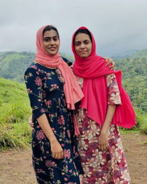 Jinsha Basheer Instagram - എന്റെ ഇത്ത 😍

#sister #sisterlove #love #family #familytime #happiness #travel #travelphotography #vacation #mode #on #happymoment #loveyourself #enjoy
