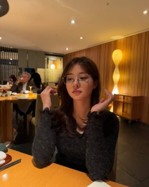 Jo Soo-min Instagram - Wait!!!🖐️ 안경 쓴 나 어떤데🤓