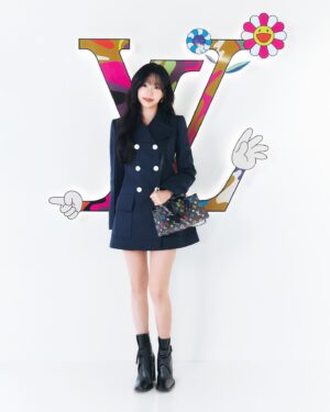 Jo Yu-ri Instagram - 🌈🩷 잔에 든 건 핑크색 핫초코였다!
#광고 @louisvuitton #LVxMurakami #LouisVuitton