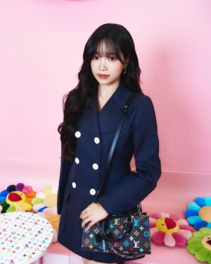 Jo Yu-ri Instagram - 🌈🩷 잔에 든 건 핑크색 핫초코였다!
#광고 @louisvuitton #LVxMurakami #LouisVuitton