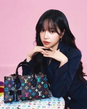 Jo Yu-ri Instagram - 🌈🩷 잔에 든 건 핑크색 핫초코였다!
#광고 @louisvuitton #LVxMurakami #LouisVuitton