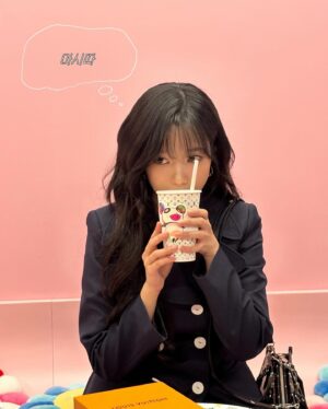 Jo Yu-ri Instagram - 🌈🩷 잔에 든 건 핑크색 핫초코였다!
#광고 @louisvuitton #LVxMurakami #LouisVuitton