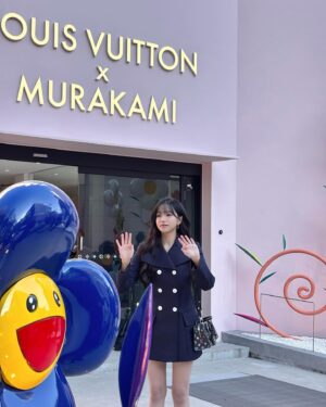 Jo Yu-ri Instagram - 🌈🩷 잔에 든 건 핑크색 핫초코였다!
#광고 @louisvuitton #LVxMurakami #LouisVuitton