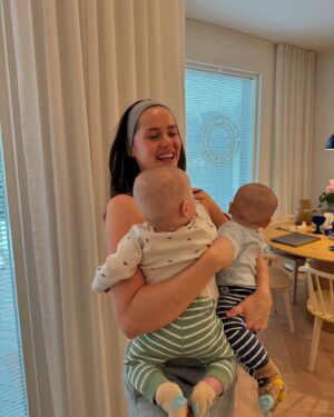 Johanna Puhakka Instagram - Ihanaa kaksostenpäivää 2.2.!!!❤️
Oon ihan hirmu kiitollinen näistä meidän pienokaisista, saatiin tää familyhomma ihan kunnolla käyntiin kerta laakista 😁👏🏼🙏🏼🤎