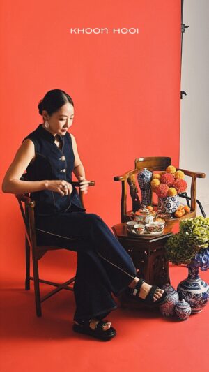 Jojo Goh Instagram - Be LOUD - it’’s prosperous!

Will you be shouting “HUAT AH!” this season?

Dress: SI TIAN
Makeup: NARS Cosmetic Malaysia
Jewelry: @aurorafinejewels

Watch the full interview of #TeaTimeInKhoonHooi , link in bio. 

#KhoonHooiCNY #ChineseNewYear2025 #YearoftheSnake