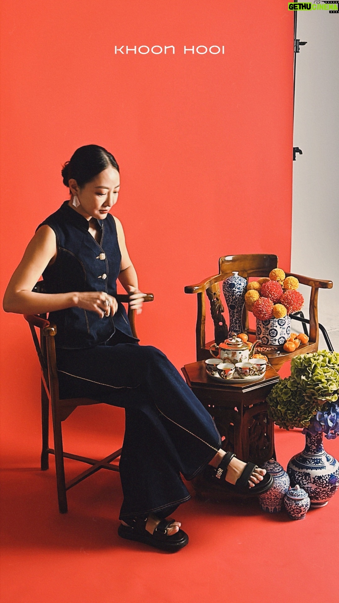 Jojo Goh - 234 Likes - Be LOUD - it’’s prosperous!
Will you be shouting “HUAT AH!” this season?
Dress: SI TIAN
Makeup: NARS Cosmetic Malaysia
Jewelry: @aurorafinejewels
Watch the full interview of #TeaTimeInKhoonHooi , link in bio.
#KhoonHooiCNY #ChineseNewYear2025 #YearoftheSnake