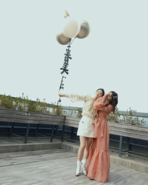 Jolin Tsai Instagram - 小美 小美 辦嫁妝 🥰🥰😌😌
喜歡熱鬧的媽媽 克服上台的恐懼
在有笑有淚 兒孫親友滿堂的一天
展現驚人的氣場 和號召力
迎接全心的開始 
happy birthday to my dearest 小美阿母
Happy together !! 
#她真的很會生🤣 長輩最喜歡的稱讚？