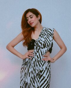 Actress Jonita Gandhi HD Photos and Wallpapers March 2025