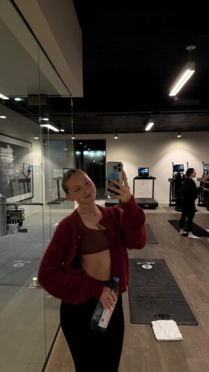 Jordyn Jones Instagram - 30 days of consistency 🥳 i’m proud of my progress 🥲 i never really post workout pics/videos but i got some clips tn from @alanamesica mat pilates class and she killllssss it everytime 🥵 lmk if i should post more pilates/yoga videos xx @pilanies