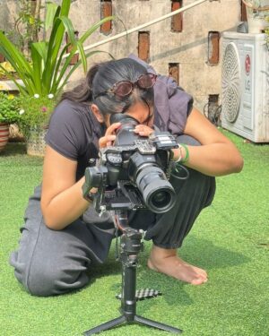 Jovika vijaykumar Instagram - when in shoot checking the shot while slowing turning into a frog 🐸👍
thank you for the pictures @actor_sriman sir!🤍

#mnm