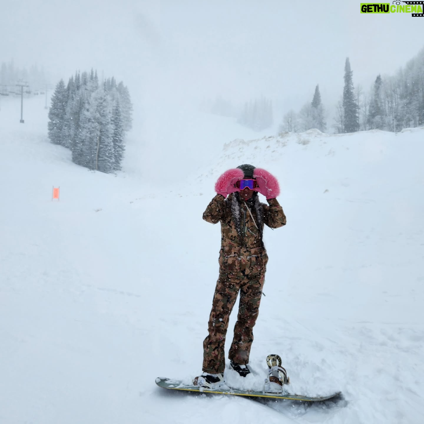 Joy Bryant - 1.9K Likes - Let me riiiiide. Hell yeah.
#PowderMountain
#Utah