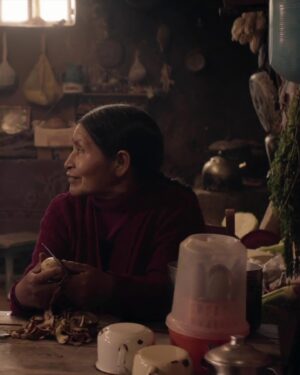 Juana Burga Instagram - -¿Quiere que le ayude a lavar, abuela?
 -No, tus manos se van a cuartear, hijita. ¡Más bien ayúdame a pelar papita! 🗨️ 

🎥✨Volver a las raíces también es volver a quienes somos. La Piel Más Temida nos lleva a reconocernos en esos momentos simples pero cargados de significado y memoria.

Una película que nos recuerda que sanar empieza por aceptar nuestra historia y nuestras verdades.

Dirigida por @joel.calero.3 
Producida por: Factoría Sur (Perú) 🇵🇪
En coproducción con: @bhakti.media (Colombia) 🇨🇴

📅¡Gozátela en CALI este jueves 19 de diciembre antes que todo el mundo!

Regístrate en el enlace de la bio de @lapielmastemida para que no te quedes por fuera.

🇨🇴En salas de cine de Colombia: Enero 2025

#abuela #película #Cine #estrenos #lapielmástemida #historiafamiliar #pasadoypresente #decuscoconamor
