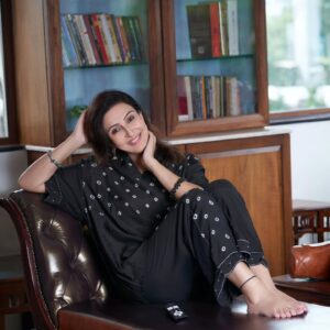 Juhi Babbar Instagram - Aaj toh Sunday hai..toh bus...Main aur @aravalii... chillling !

MUA: @karma_kartarun

( Sunday | Vibes | Chill | Relax | Juhi Babbar Soni | Aravallli | lounge wear )
#LazySunday #SundayVibes #Sundaymornings #CordSet #Aravalii #Bandhani #RechargerRefresh #RelaxMood #LoungeWear #HappySunday #JuhiBabbarSoni #JBS #aajtohsundayhai