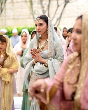 Juhi Godambe Instagram - From the most beautiful wedding ceremony of my babies @arhamj98 and @jasmansawhney 🥹❤️🪷 Welcome to the family Jassu! 😘

Styling: @dollaypop @siyaamannuja 

Outfit: @phulkarishoppepatiala 
Earrings & matha tikka: @kalamandirjewellers via @melange_pr
Hathphool: @razwada.jewels @amigos.rizwan
Bangles: @kalamandirjewellers via @melange_pr

Decor @thedirections_bymtm