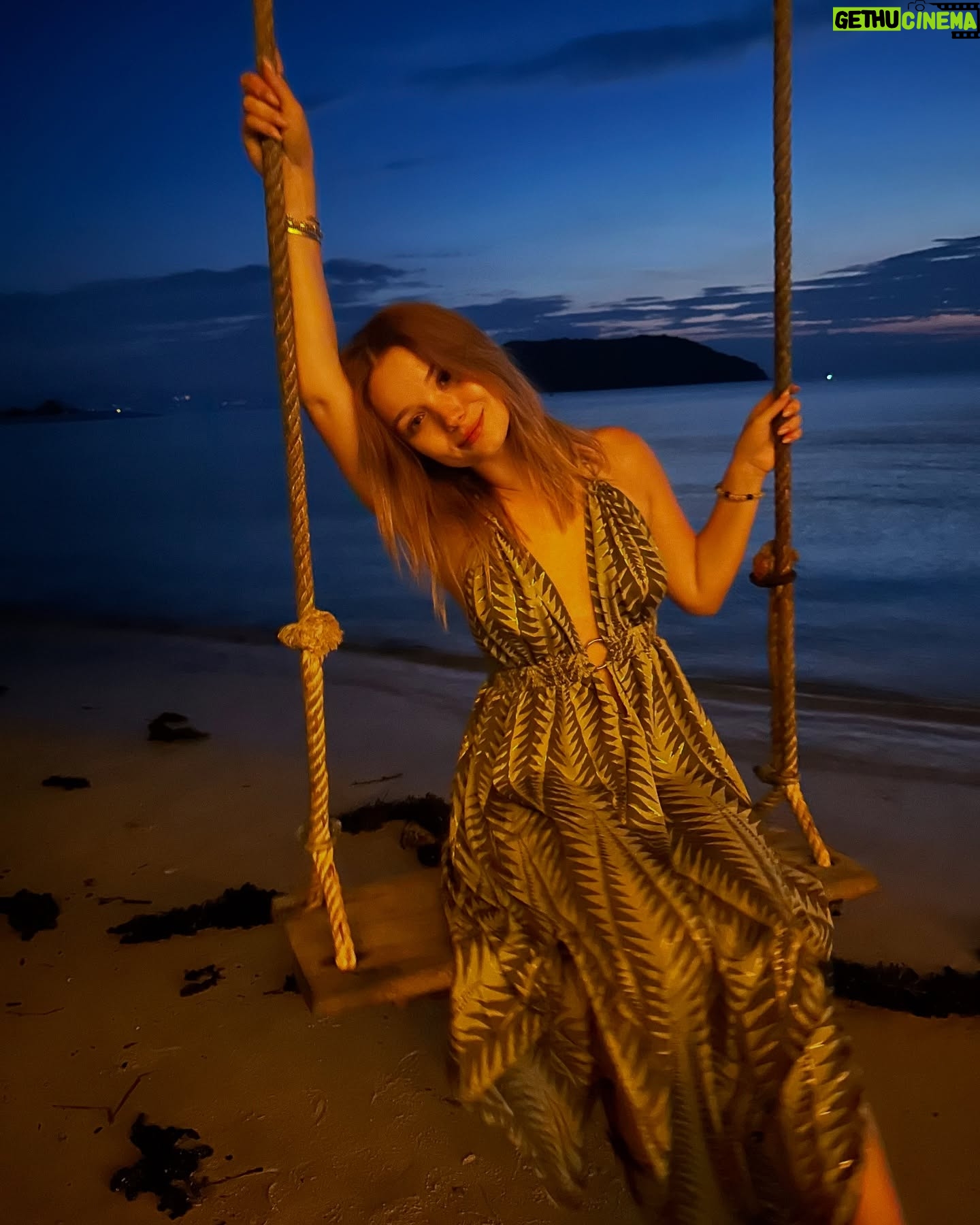 Julia Beautx - 235.5K Likes - Ich möchte alle süßen Hundis in Thailand klauen, besonders den Akrobaten auf dem Roller 😭