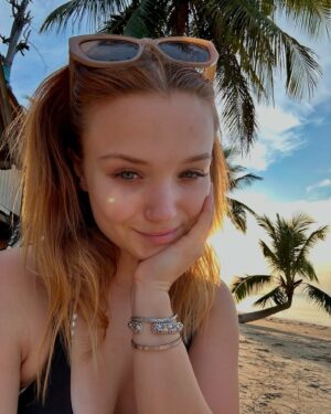Julia Beautx Instagram - Ich möchte alle süßen Hundis in Thailand klauen, besonders den Akrobaten auf dem Roller 😭