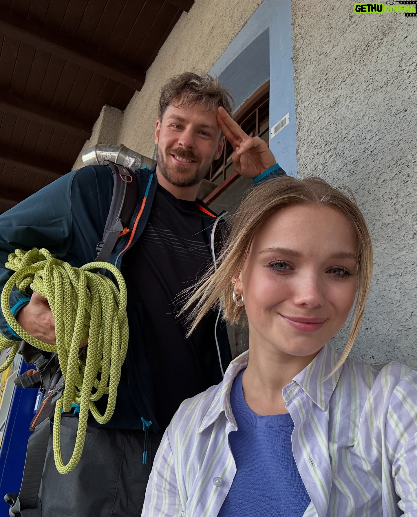 Julia Beautx - 241.8K Likes - Eine neue Staffel Frühling ist da 😍
Diesmal mit ganz besonderem Special Guest, dem vorher von der besten Schauspiel Coacherin der Welt (mir) noch n bisschen Unterricht gegeben wurde 💁🏼♀️ Die gesamte Staffel könnt ihr jetzt schon in der @zdfmediathek schauen & jeden Sonntag um 20:15Uhr im ZDF einschalten 🥹 Freue mich auf euer Feedback!
Und danke für und an das tollste und lustigste Team der Welt, auf ganz viele weitere wundervolle Folgen #frühling #zdf