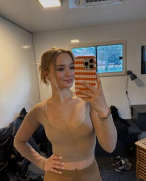 Julia Beautx Instagram - Eine neue Staffel Frühling ist da 😍 
Diesmal mit ganz besonderem Special Guest, dem vorher von der besten Schauspiel Coacherin der Welt (mir) noch n bisschen Unterricht gegeben wurde 💁🏼‍♀️ Die gesamte Staffel könnt ihr jetzt schon in der @zdfmediathek schauen & jeden Sonntag um 20:15Uhr im ZDF einschalten 🥹 Freue mich auf euer Feedback!
Und danke für und an das tollste und lustigste Team der Welt, auf ganz viele weitere wundervolle Folgen #frühling #zdf