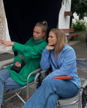 Julia Beautx Instagram - Eine neue Staffel Frühling ist da 😍 
Diesmal mit ganz besonderem Special Guest, dem vorher von der besten Schauspiel Coacherin der Welt (mir) noch n bisschen Unterricht gegeben wurde 💁🏼‍♀️ Die gesamte Staffel könnt ihr jetzt schon in der @zdfmediathek schauen & jeden Sonntag um 20:15Uhr im ZDF einschalten 🥹 Freue mich auf euer Feedback!
Und danke für und an das tollste und lustigste Team der Welt, auf ganz viele weitere wundervolle Folgen #frühling #zdf