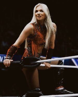 Julia Hart Instagram - I’m backkkk