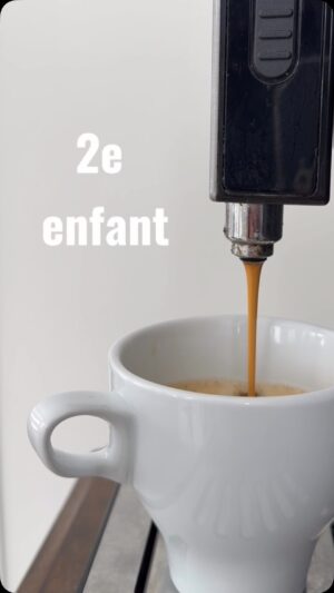 Julie Ringuette Instagram - 2e enfant. « Premier café☕️» Moins on a de caféine dans le corps, moins on a de filtre.  #cafe #PetitProjetDeCouple (appelez pas la DPJ, il y a exagération…)