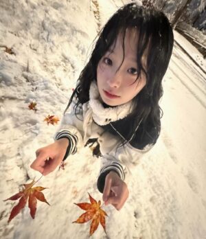 Jung Bo-min Instagram - 엘모 눈사람 완성☃️(원래 징징이 만들랬는데..)