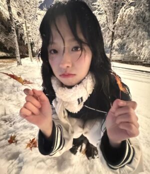 Jung Bo-min Instagram - 엘모 눈사람 완성☃️(원래 징징이 만들랬는데..)