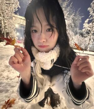 Jung Bo-min Instagram - 엘모 눈사람 완성☃️(원래 징징이 만들랬는데..)