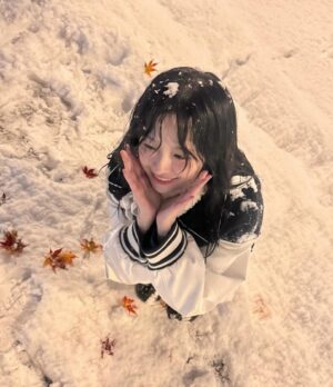Jung Bo-min Instagram - 엘모 눈사람 완성☃️(원래 징징이 만들랬는데..)