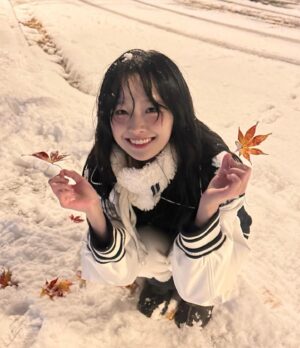 Jung Bo-min Instagram - 엘모 눈사람 완성☃️(원래 징징이 만들랬는데..)
