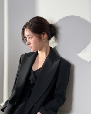 Jung Chae-yeon Instagram - 🖤