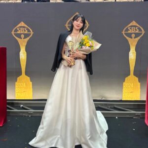 Jung Yoo-min Instagram - -
많은 분들의 열정으로 만들어진 <커넥션>
덕분에 저까지 덩달아 이런 영광을 누리게 되었네요.
잊지 못할 시간들로 올해의 한 시절을 함께 해주신 커넥션의 모든 분들께 다시 한번 감사드립니다.
저도 앞으로 더욱 좋은 연기 보여드릴 수 있도록 노력하겠습니다.
정말정말 감사합니다!
모두 행복한 연말 보내시고 새해 복 많이 받으세요! 🥰💗