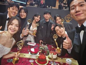 Jung Yoo-min Instagram - -
사랑하는 선배님들, 감독님들, 커넥션팀 모두모두💗
보고싶고 감사하고 사랑합니다- ❣️
#올해의드라마상 #커넥션 #만세!