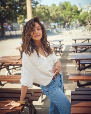 Jyothika Instagram - Look hot! Feel cool! 💙

Styling @radhikamehra
Make up @devika.kharwa
Hair @prachina_hair
Photographer @nupuragarwal__
Styling assistant @keyurisangoi
Earrings & rings @studioviange @blissbyhnk
Bracelets @simranchhabrajewels @ascend.rohank
Sunglasses @dgt.opticians @celine
