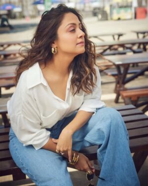 Jyothika Instagram - Look hot! Feel cool! 💙

Styling @radhikamehra
Make up @devika.kharwa
Hair @prachina_hair
Photographer @nupuragarwal__
Styling assistant @keyurisangoi
Earrings & rings @studioviange @blissbyhnk
Bracelets @simranchhabrajewels @ascend.rohank
Sunglasses @dgt.opticians @celine
