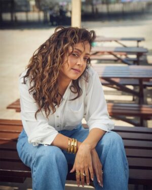Jyothika Instagram - Look hot! Feel cool! 💙

Styling @radhikamehra
Make up @devika.kharwa
Hair @prachina_hair
Photographer @nupuragarwal__
Styling assistant @keyurisangoi
Earrings & rings @studioviange @blissbyhnk
Bracelets @simranchhabrajewels @ascend.rohank
Sunglasses @dgt.opticians @celine