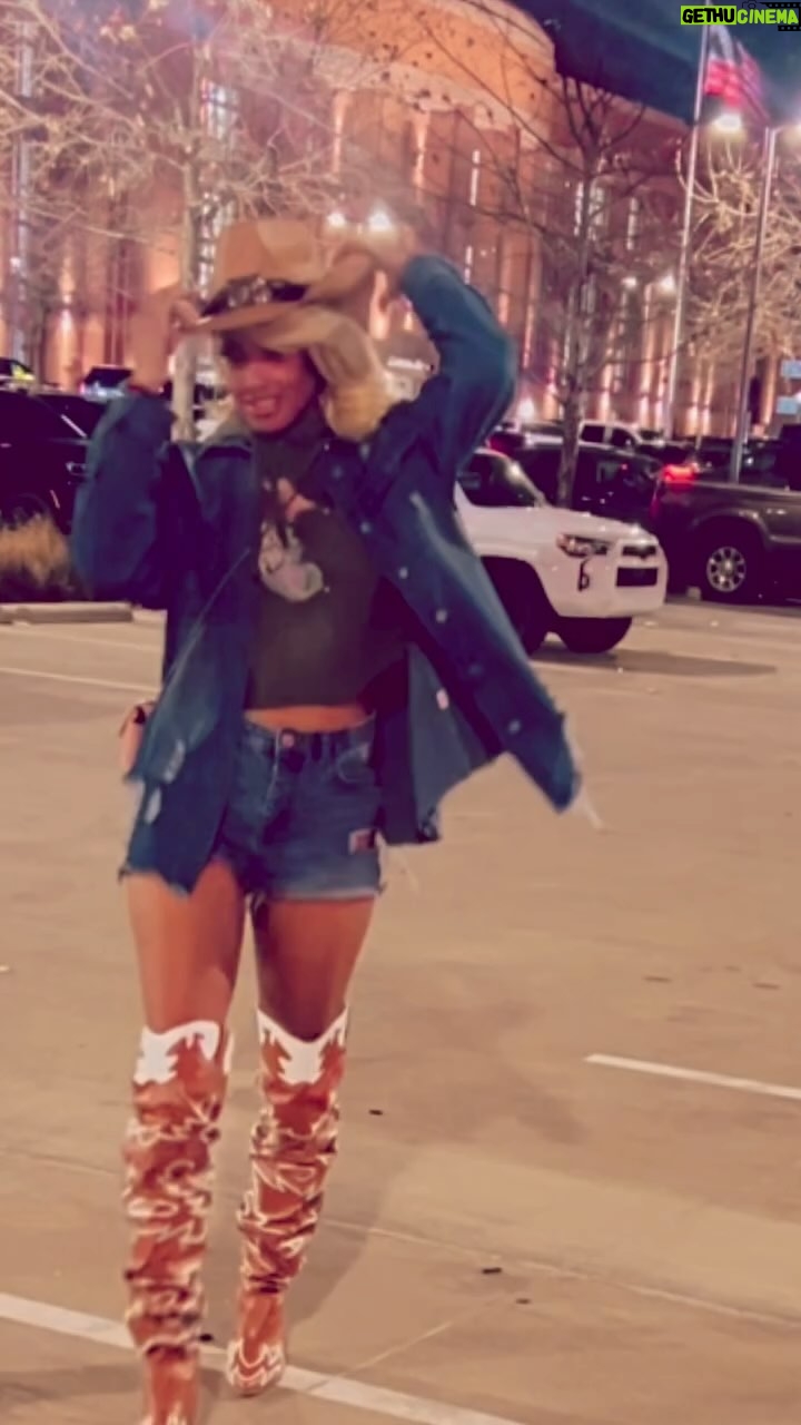 K.D. Aubert - 1.4K Likes - 🏇Long Live Cowgirls! 🏇@fwssr #FortWorth #Texas #Cowgirls 🤠