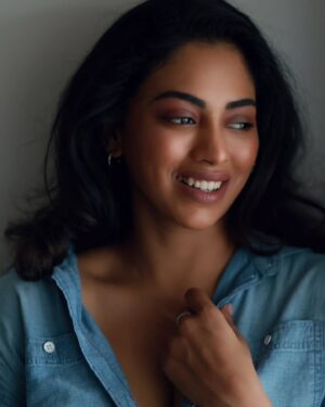 Kamakshi Bhaskarla Instagram - ✨️💛
. 
. 
. 
. 
. 
. 
. 
. 
Photography - @advait_vaidya
Styling- @bymahi_
Make up- @mua_aanchalkhanna
Hair- @hairmakeupjosephinec
. 
. 
. 
. 
#tollywood #tollywoodactress #actress  #monicabellucci #movie #indiancinema #love #london #girlonfire #newyear #laila