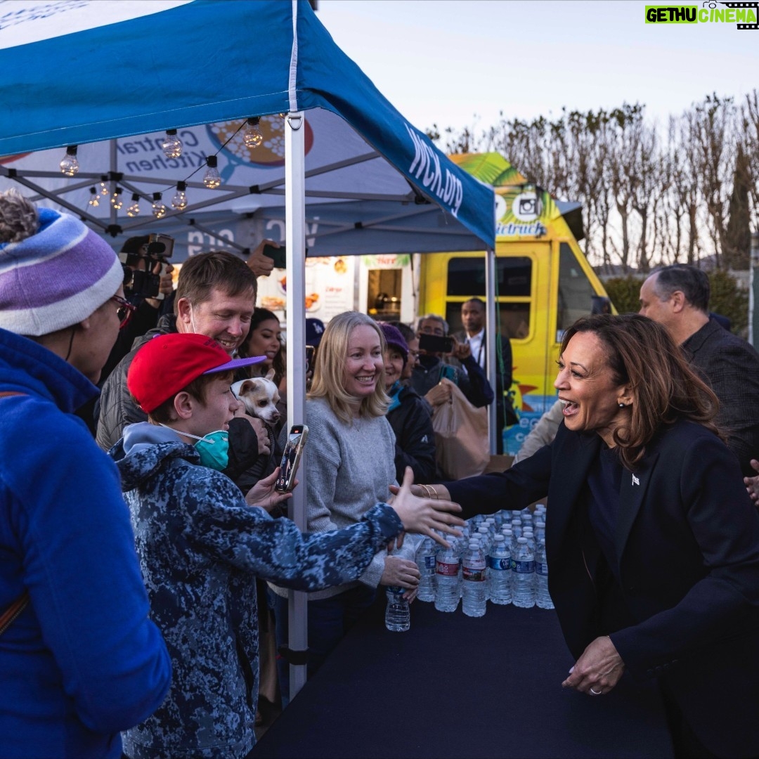 Kamala Harris - 400.6K Likes - Former Vice President @kamalaharris returned to her home state on Monday and joined our wildfire relief efforts, serving food at two WCK sites in Altadena. Californians have been the driving force behind our response, with neighbors supporting neighbors since the Los Angeles fires began. The former Vice President is one of hundreds of local volunteers who have helped deliver more than 200,000 meals to first responders and families in need. #ChefsForCalifornia