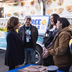 Kamala Harris Instagram - Former Vice President @kamalaharris returned to her home state on Monday and joined our wildfire relief efforts, serving food at two WCK sites in Altadena. Californians have been the driving force behind our response, with neighbors supporting neighbors since the Los Angeles fires began. The former Vice President is one of hundreds of local volunteers who have helped deliver more than 200,000 meals to first responders and families in need. #ChefsForCalifornia