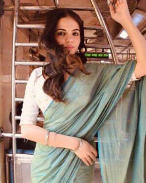 Kamya Ahlawat Instagram - 10:50 ki fast local. 💁‍♀️

📷- @sej.agarwal